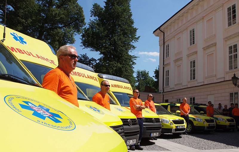 EXTERNÍ FOTOGRAFIE >>> Foto: ZZS Středočeského krajeVlašim (20. 6. 2017) – Devadesát sanitek a téměř dvě stovky záchranářů jsou ve středních Čechách v terénu den co den.  To v úterý odpoledne připomněla hejtmanka Jaroslava Pokorná Jermanová (ANO) na nádvo