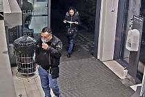 Policisté pátrají po totožnosti kapsářů, kteří jsou podezřelí z okradení seniora v obchodě s potravinami v Bucharově ulici v Praze 5.