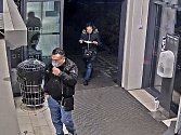 Policisté pátrají po totožnosti kapsářů, kteří jsou podezřelí z okradení seniora v obchodě s potravinami v Bucharově ulici v Praze 5.