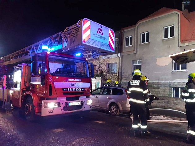 VIDEO: Požár domu v Praze 8 způsobil škody za 700 tisíc korun