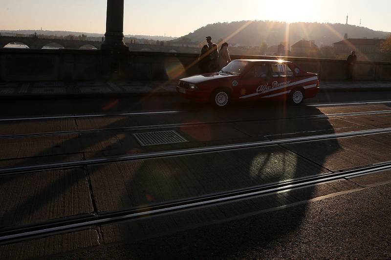 Ze slavnostního startu 10. ročníku mezinárodního automobilového závodu legend Rallye Praha Revival.