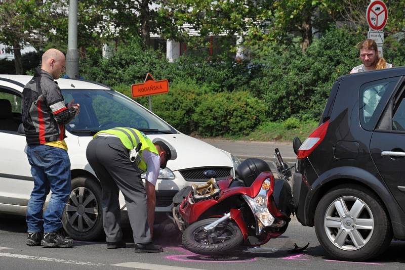 Ve středu se na křižovatkách v pražských Vršovicích uskutečnil 14. ročník soutěže dopravních policistů v řízení provozu „O nejlepšího regulovčíka Krajského ředitelství policie hlavního města Prahy“. 