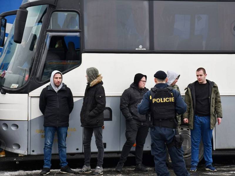 Policie zasahovala proti srbským chuligánům u čerpací stanice na D1.