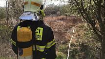Pražští hasiči zasahovali o požáru travnatého palouku ve Štěrboholech.