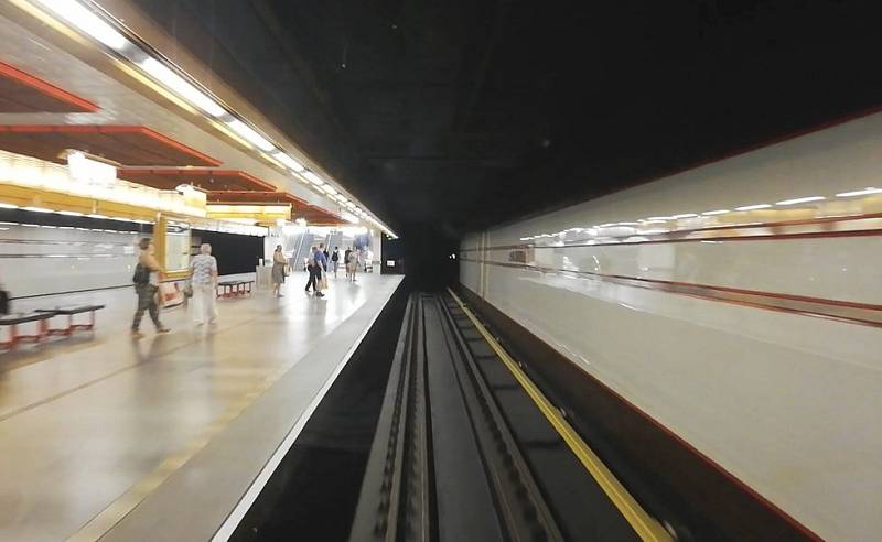 Dvě dívky řídily pražské metro v rámci plnění šílené výzvy během závodu LowCost Race.