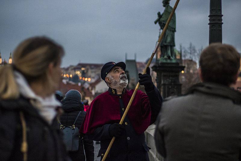 Na Karlův most vyrazil populární lampář v dobovém kostýmu.