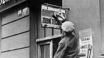 Poté, co z rozhlasu zazněla čeština, se Pražané chopili štětců a začali přetírat německé nápisy. To zmátlo německé okupanty, kteří se pak v pražských ulicích hůř orientovali.