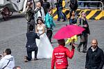 Asiaté při svatebních fotkách 20. září na Staroměstském náměstí v Praze.