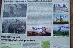 'Počmáraná' informační tabule Stezky historií Horních Měcholup.