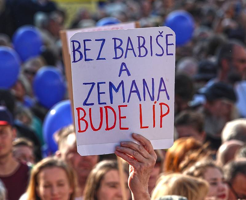 Demonstrace proti Babišovi a komunistům s názvem Jednou provždy na Václavském náměstí.