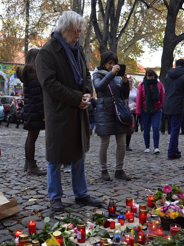 Praha truchlí s Paříží: Před francouzským velvyslanectvím se rozzářily stovky svící.