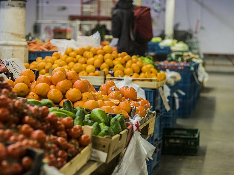 Ve vyhlášené hale 22 v pražských Holešovicích prodává na 50 farmářů a prodejců ovoce, zeleninu nebo pečivo.