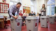 Voliči volili 5. října během prvního dne voleb do zastupitelstev obcí a senátních voleb v Praze. ZŠ Truhlářská