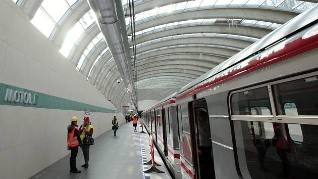 Praha nevyčerpá úvěr 2,5 miliardy na dostavbu nové linky metra do Motola -  Pražský deník