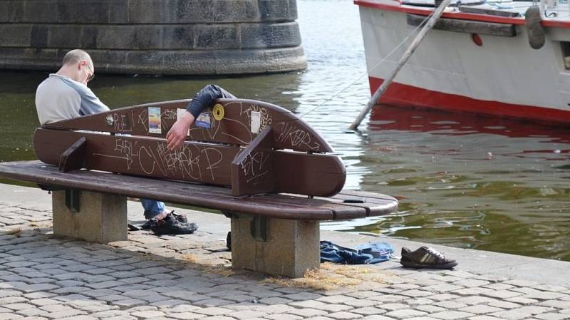 Pohoda na náplavce na Rašínově nábřeží v Praze.