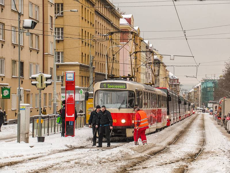 Sněhová kalamita způsobila 8. února 2021 komplikace ve veřejné dopravě v Praze a okolí.