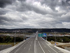 Pražský okruh s mostem mezi Lochkovem a Komořany. Ilustrační foto. 
