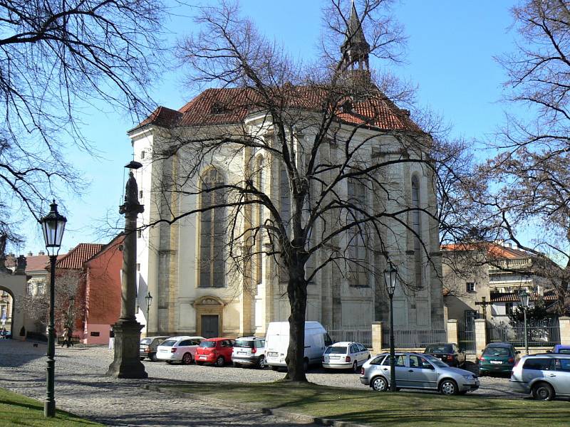 KOSTEL SV. ROCHA byl postaven ještě v převážně gotickém slohu, ačkoliv už i u nás v té době stavebně vládla renesance. O to je kostel architektonicky zajímavější. 