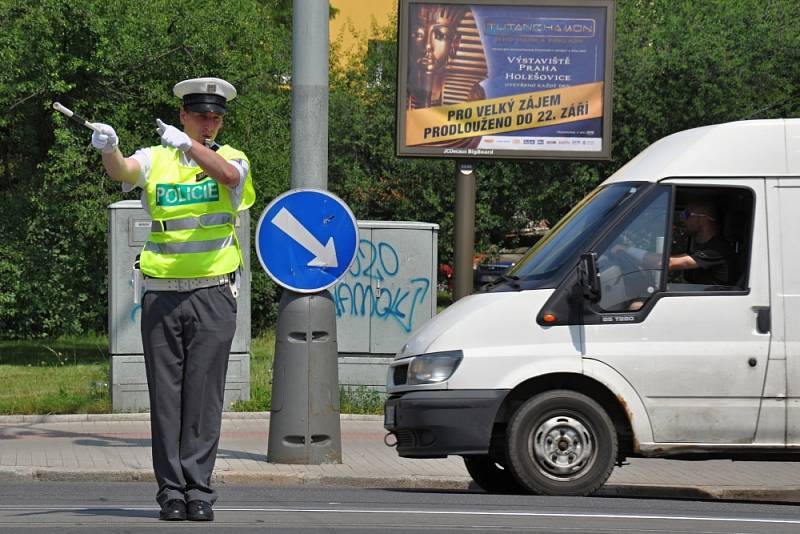 Ve středu se na křižovatkách v pražských Vršovicích uskutečnil 14. ročník soutěže dopravních policistů v řízení provozu „O nejlepšího regulovčíka Krajského ředitelství policie hlavního města Prahy“. 