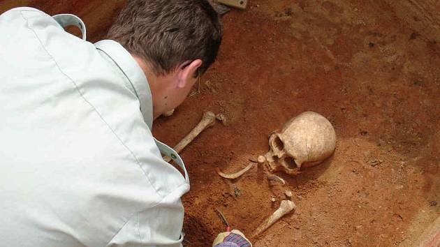 NEBOŽTÍK Z PÁTÉHO STOLETÍ. Většina z nalezených hrobů byla poškozena vykradači, pro vědce tu přesto zbylo mnohé. (Na snímku Odborná preparace kosterních pozůstatků antropologem Pavlem Kubálkem.)