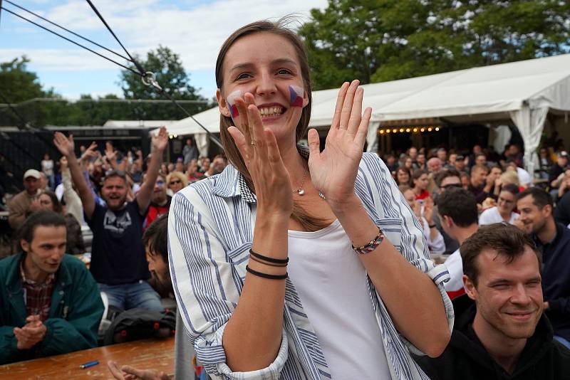 Fandilo se v pivnici U Sadu, na Žižkově v Beergarden a v Riegrových sadech.