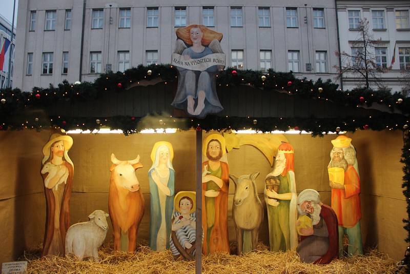 Lidé si těsně před uzavřením vánočních trhů užívali ten na Václavském náměstí.