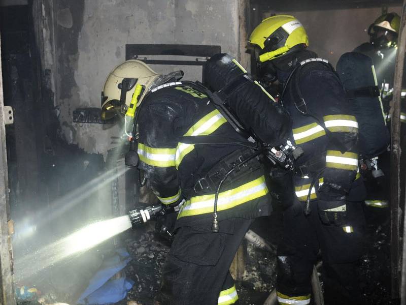 Při požáru bytu v domě s pečovatelskou službou na Černém Mostě v Praze zemřela vozíčkářka..