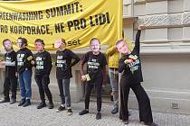 Aktivisté Greenpeace protestující na Green Deal Summitu.