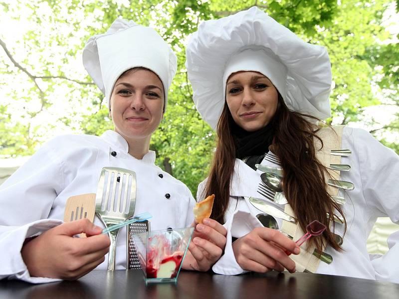 Třídenní svátek jídla Prague Food Festival začal v pátek 24. května 2013 v Královské zahradě Pražského hradu.