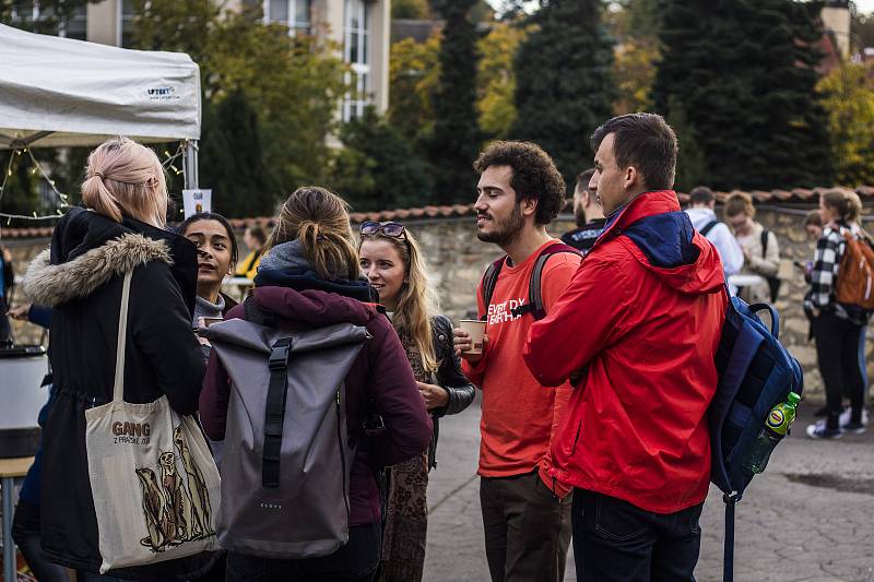 Studenti Přírodovědecké fakulty Univerzity Karlovy oslavovali bourání menzy.