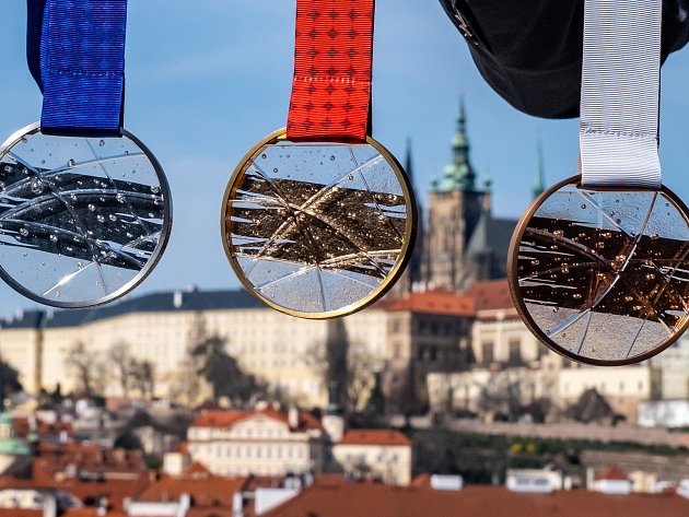 Sázka na křišťálové sklo. Pořadatelé představili medaile pro šampionát v Česku