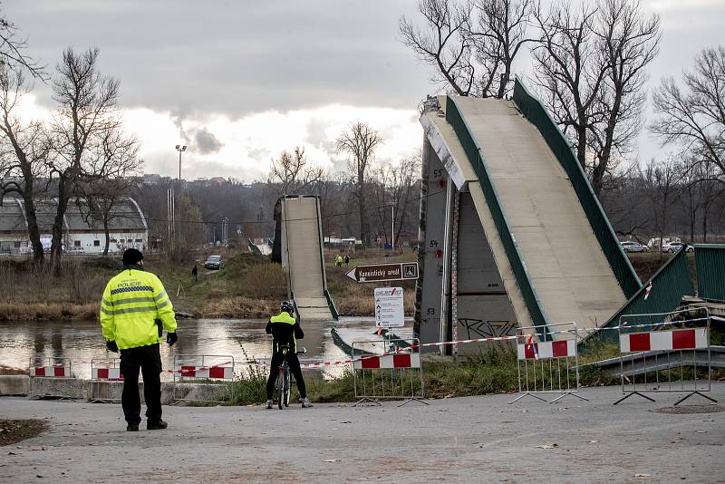 U Trojského zámku v Praze se 2. prosince odpoledne zřítila do Vltavy betonová lávka pro pěší. Podle informací záchranářů se při pádu zranili čtyři lidé. Snímek je ze 3. prosince.