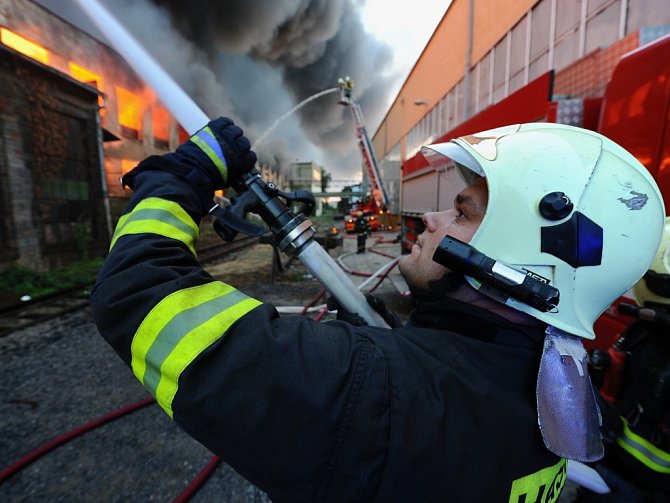 Rozsáhlý požár skladu textilu v areálu ČKD v pražských Vysočanech.