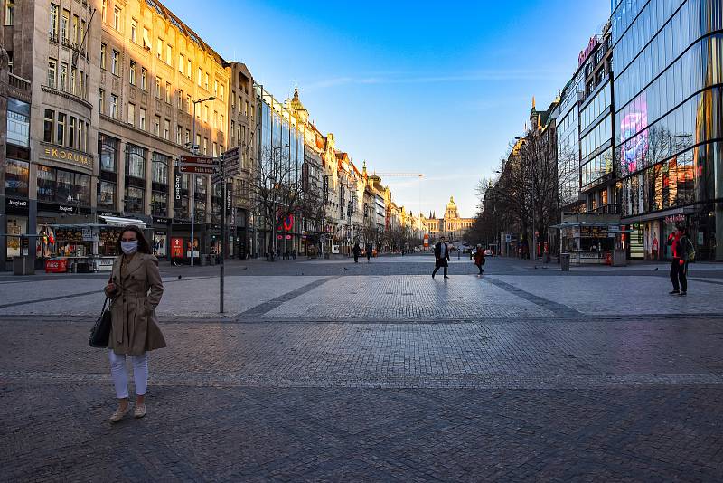 Prázdné ulice Prahy a lidé s rouškami 18. března 2020. Václavské náměstí - Můstek.