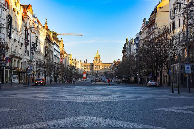 Prázdné ulice Prahy a lidé s rouškami 18. března 2020. Václavské náměstí - Můstek.