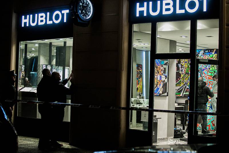 Z loupežného přepadení prodejny v luxusními hodinkami Hublot v Praze 15. ledna 2022.