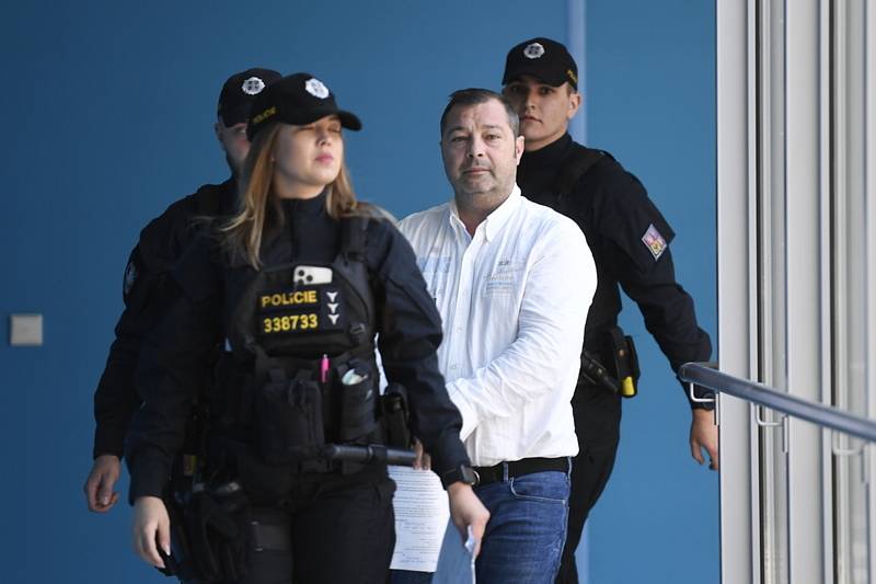 Policisté přivádějí k soudu Mateje Augustína, který patří k obviněným v kauze korupce kolem pražského dopravního podniku, 22. června 2022, Praha.