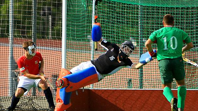 OPORA! Několikrát podržel české reprezentanty v duelu s Běloruskem brankař Tomáš Hanus, na snímku zneškodňuje jeden z trestných rohů soupeřů.