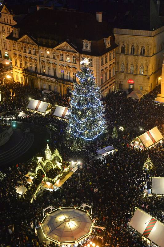 V sobotu 30. listopadu 2019 byl v Praze na Staroměstském náměstí rozsvícen vánoční strom.