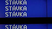 Stávka dopravních odborů probíhala 16. června v Praze. Nejezdilo metro a omezeně autobusy a tramvaje. Snímek je z Hlavní nádraží.