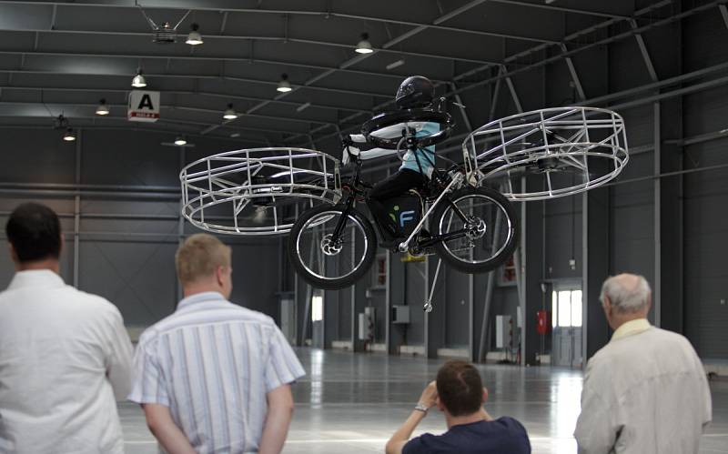 První veřejný let létajícího kola Flying Bike proběhl 12. června v pražských Letňanech. 