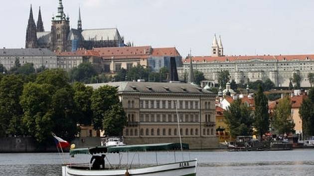 Romantika na řece. Loď Alka je příjemnou alternativou k pozemní dopravě. Platí na ní i stejné jízdenky.