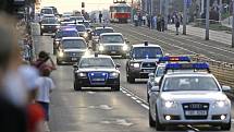 Kolona s americkou limuzínou a jejím identickým dvojčetem čítající 27 aut svižně projela z letiště do hotelu Hilton na pražském nábřeží.