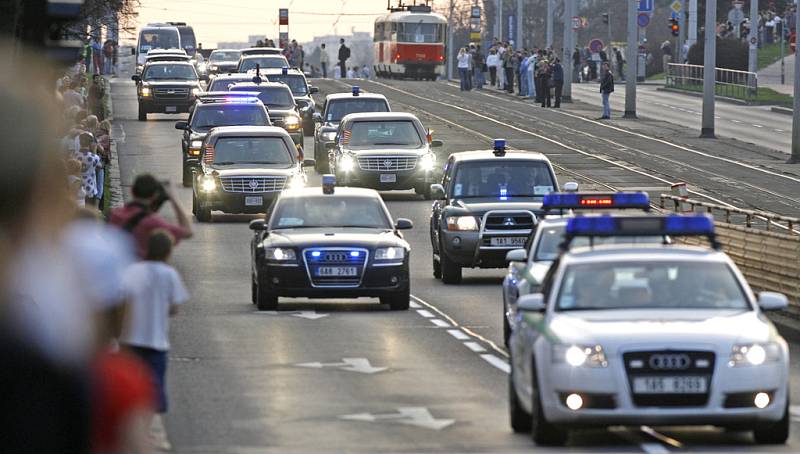 Kolona s americkou limuzínou a jejím identickým dvojčetem čítající 27 aut svižně projela z letiště do hotelu Hilton na pražském nábřeží.