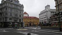 Ulice Národní v centru Prahy je nově obousměrná. U Jungmannova náměstí vznikl kruhový objezd.