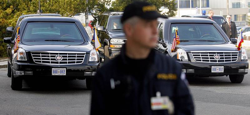 Policista před dvěma limuzínama amerického prezidenta Baracka Obamy. 