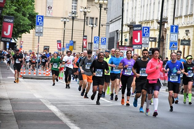 Při Pražském maratonu se zvýší počet občerstvovacích stanic a zdravotníků