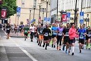 Pražský maraton každoročně láká tisíce špičkových vytrvalců i amatérských milovníků běhu.