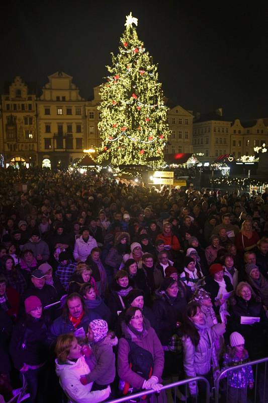 Pražané si zazpívali koledy na Staroměstském náměstí.