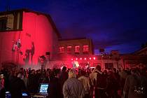 Holešovická tržnice nabídne v příštích dnech festival #5PROSTOR: pět koncertů uspořádaných na originálně nasvícených místech v areálu bývalých jatek.